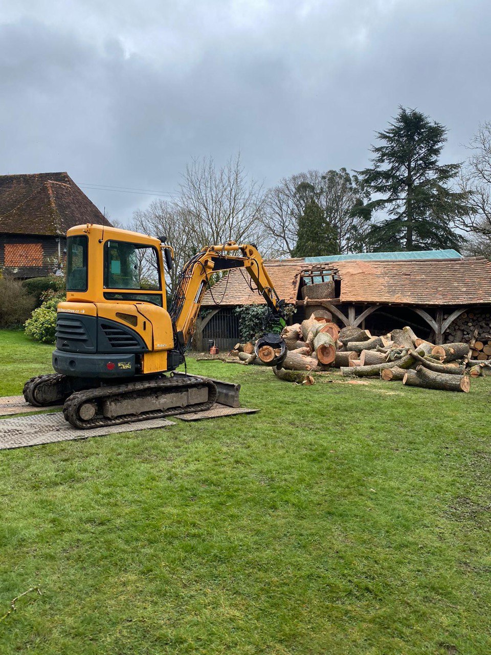 This is a photo of tree felling being carried out in Rochester. All works are being undertaken by Rochester Tree Surgeons